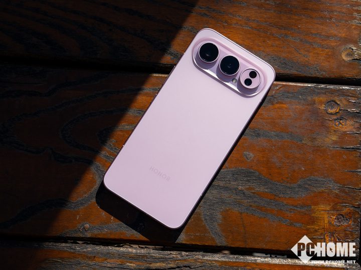 潮玩手机联名款即将登场，独特艺术风格引期待(图1)