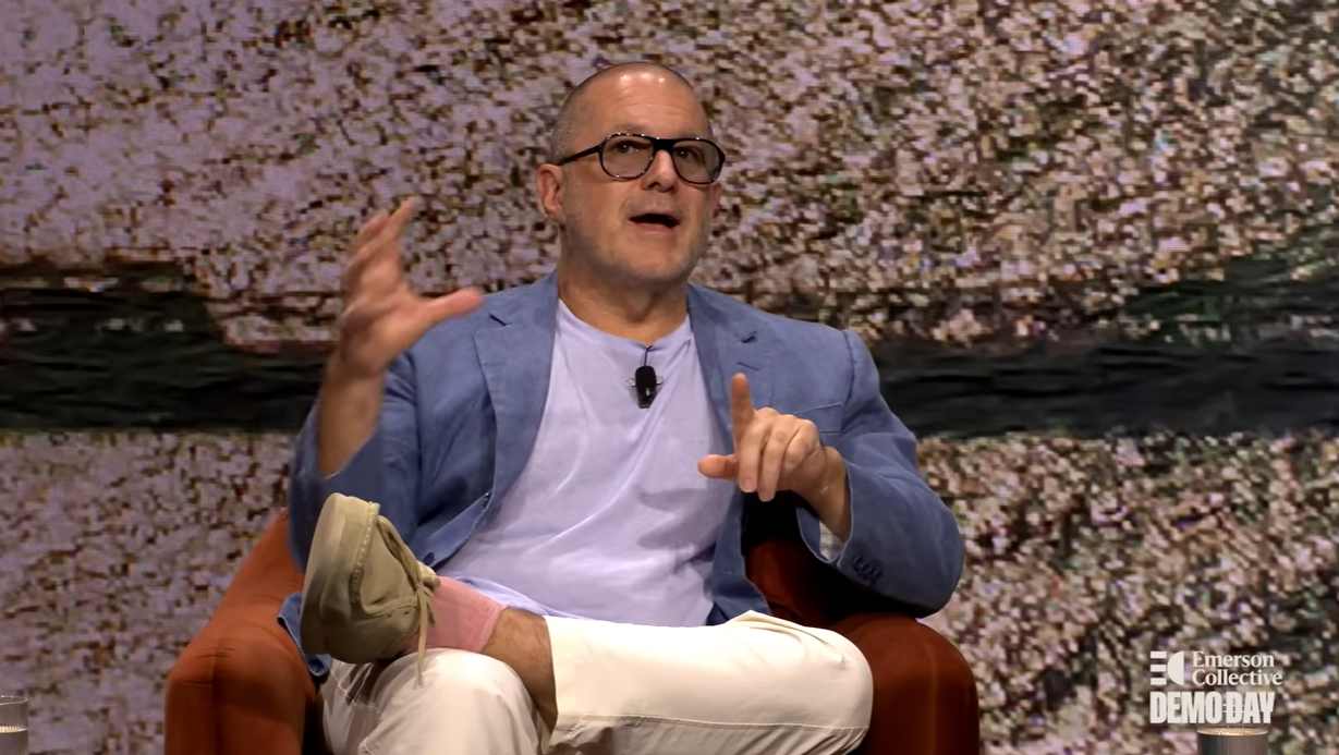 OpenAI IO设备重塑AI体验:追求宁静与愉悦(图2) 两年内面世!OpenAI神秘硬件“IO”首度解密:别刷手机了!把AI装进口袋,它想还你个“清静日子”