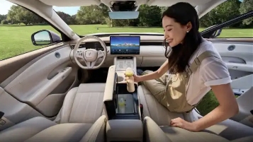 岚图FREE+上市，全系搭载英得尔车载冰箱(图4)