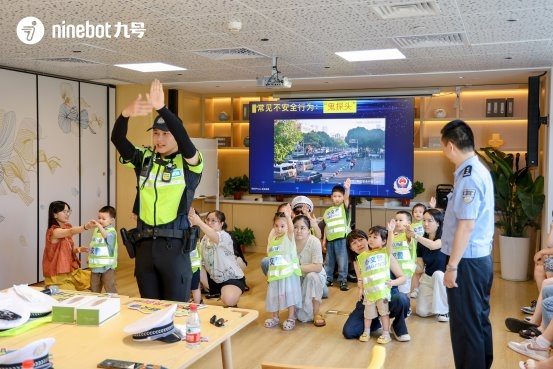 暑期亲子交通安全体验活动点燃家庭安全意识(图2)