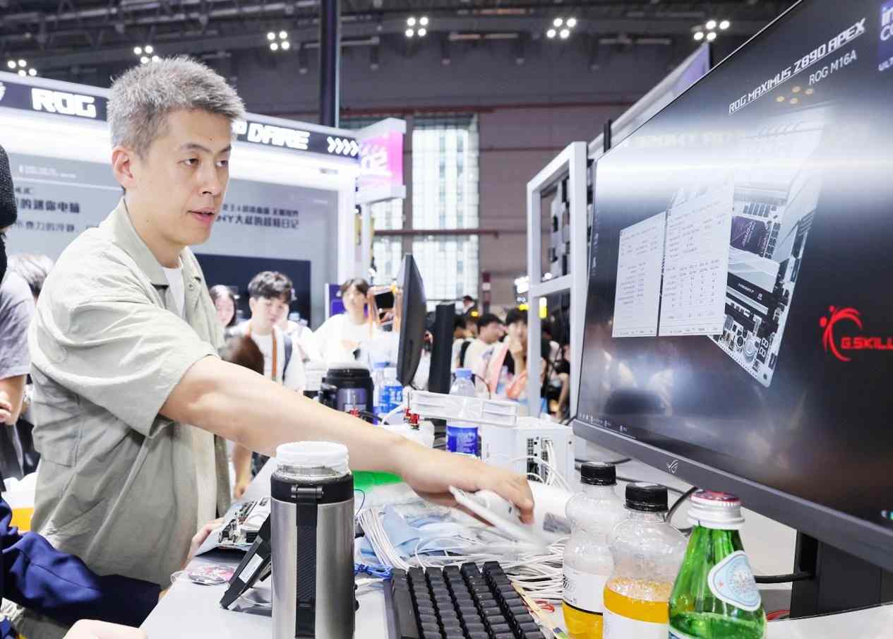 BW2025 ROG玩+乐园引爆次元狂欢(图15)