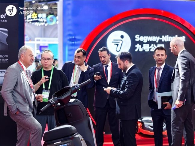 链博会智能电动车展台人气爆棚，安全技术受热捧