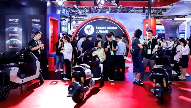 链博会智能电动车展台人气爆棚，安全技术受热捧(图2)