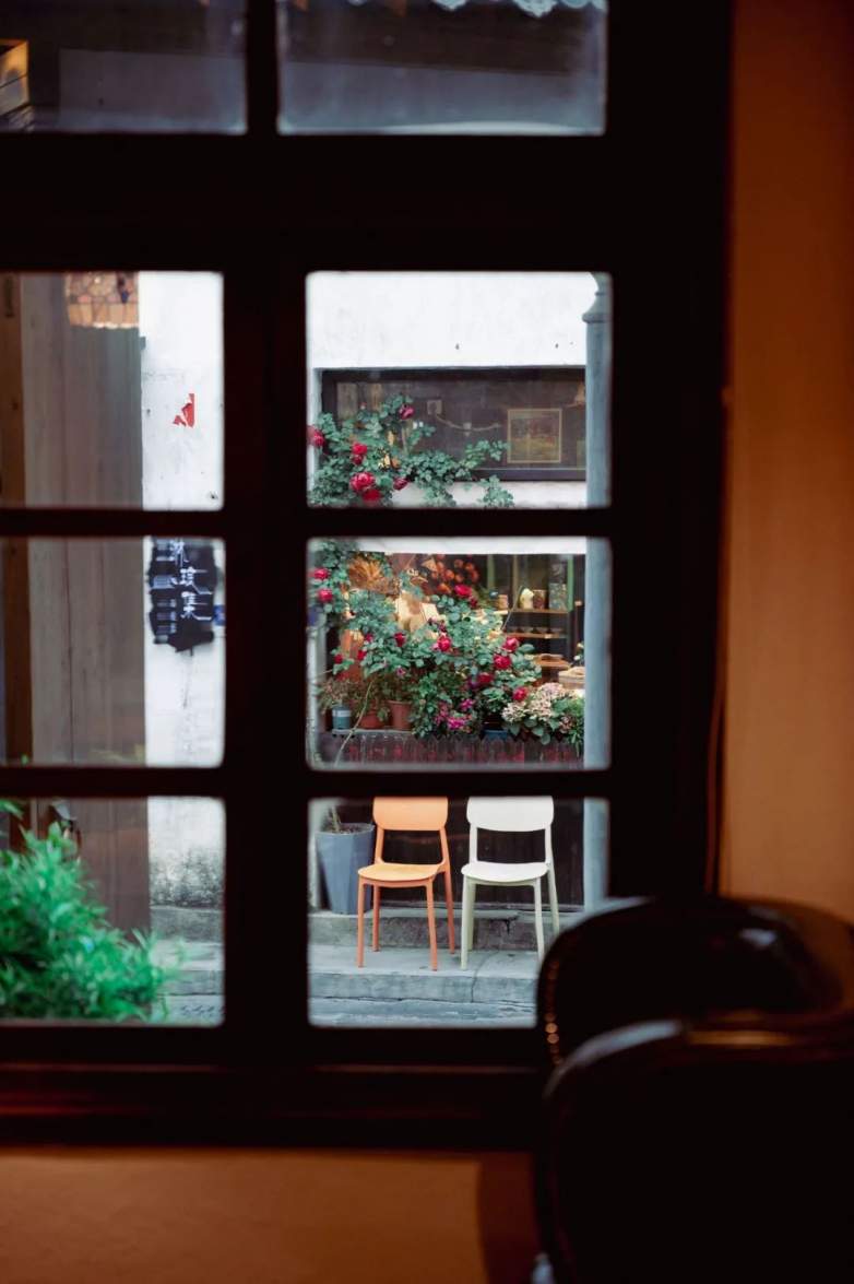 庭院时光，静谧与诗意的栖息之所(图1)