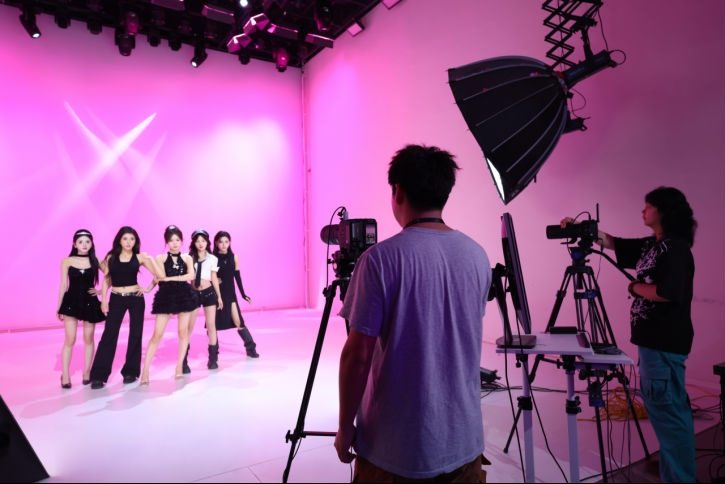 专业设备如何助力娱乐直播提升内容质感与观众互动(图2)