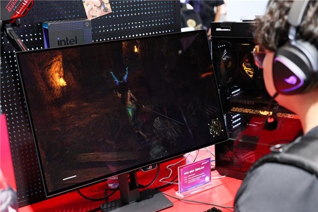 双模OLED电竞显示器：4K高画质与超高刷新率随心切换，畅享3A与FPS游戏(图3)