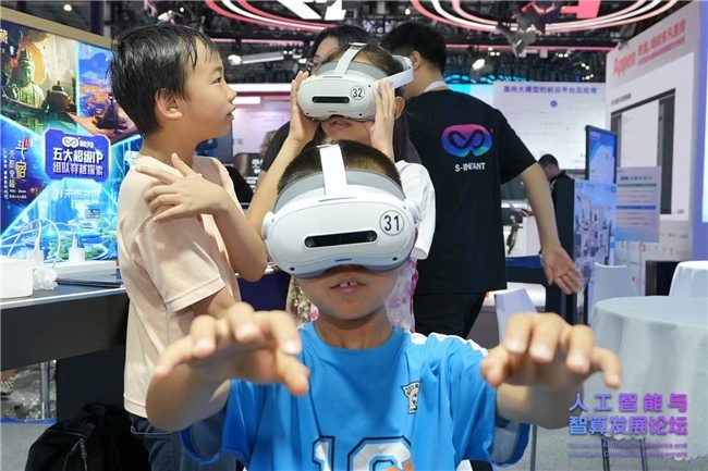 AI与文化融合新典范：瞬息宇宙WAIC展台震撼亮相(图8)