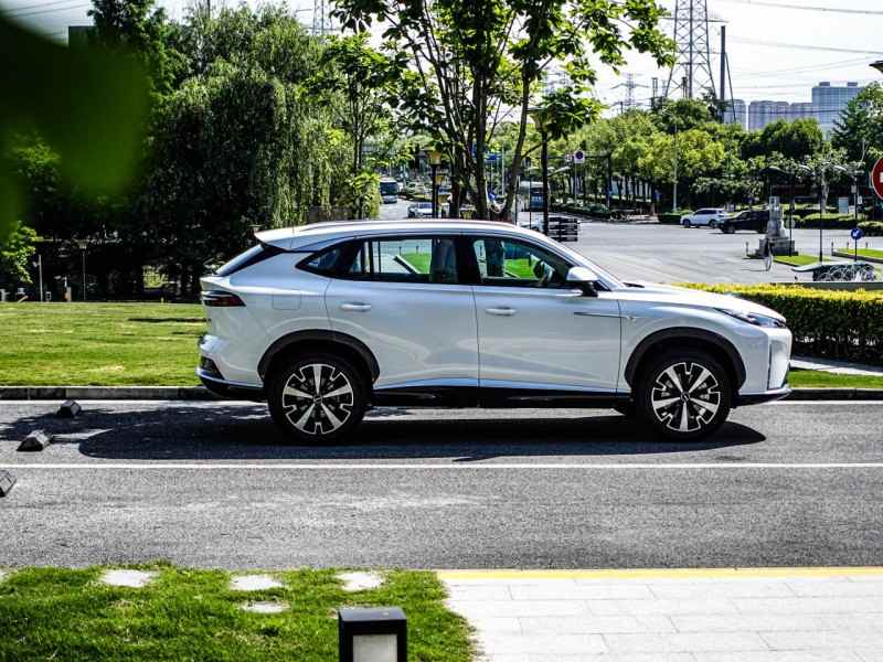 荣威D5X DMH 10万级混动SUV 续航超1600km(图2)