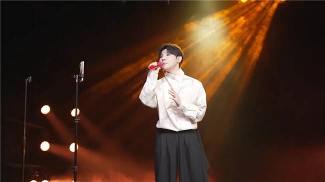 如何让直播冲出同质化？打造综艺感团播直播间全攻略