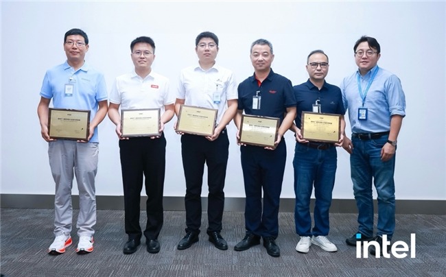 液冷快接头互换标准发布｜降低运维成本提升可靠性(图1)