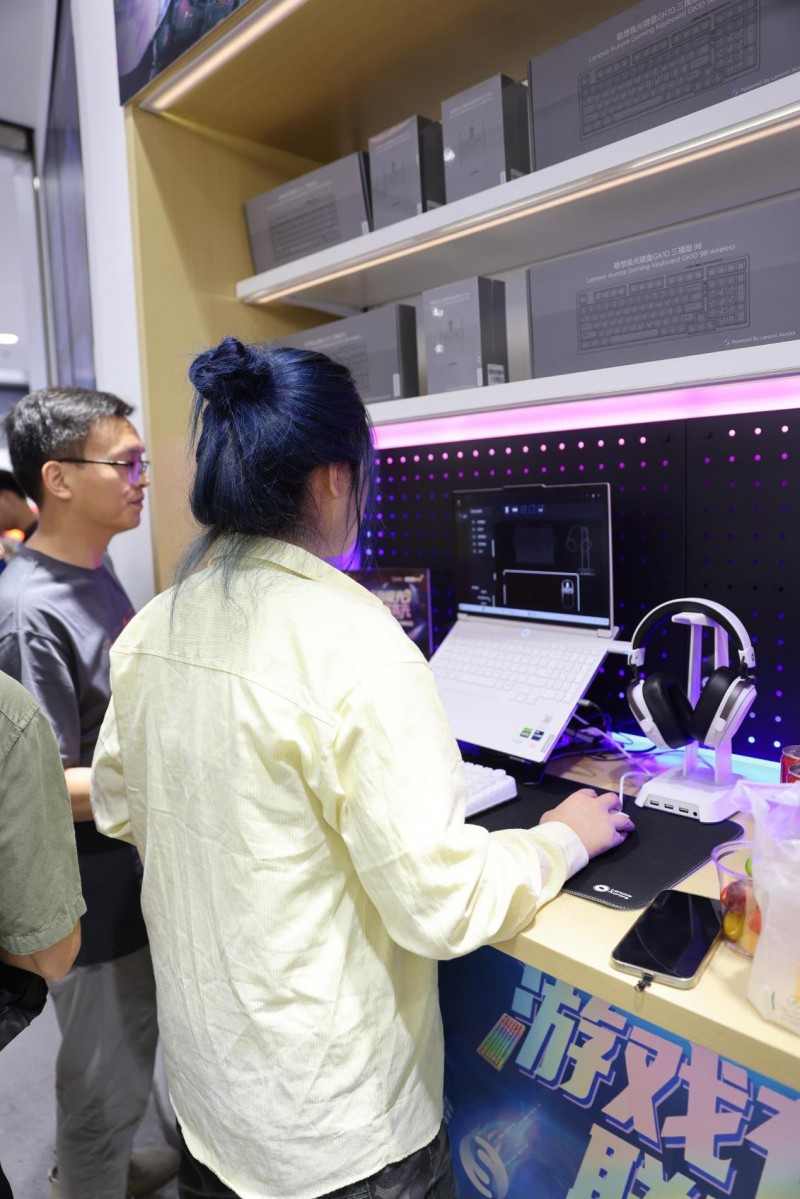 RGB灯效联动新体验｜联想极光游戏外设全攻略