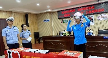 广州花都警企协联动｜一盔一带守护外卖骑手安全(图2)