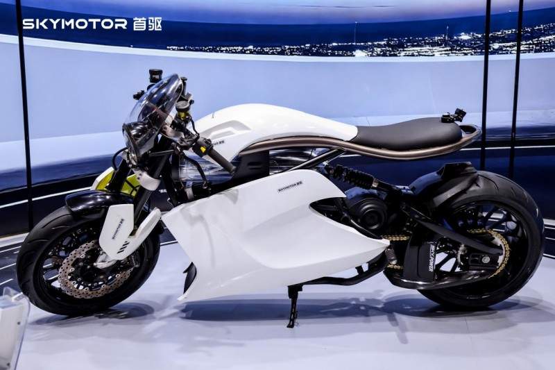 刷新国内纪录！电摩狂飙155km/h剑指F1赛道｜极速突破(图2)