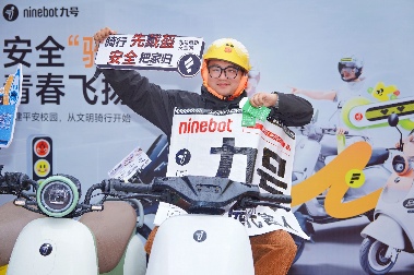 九号电动车成大学生“智能出行伙伴” 安全出行守护行动走进全国百所高校(图2)