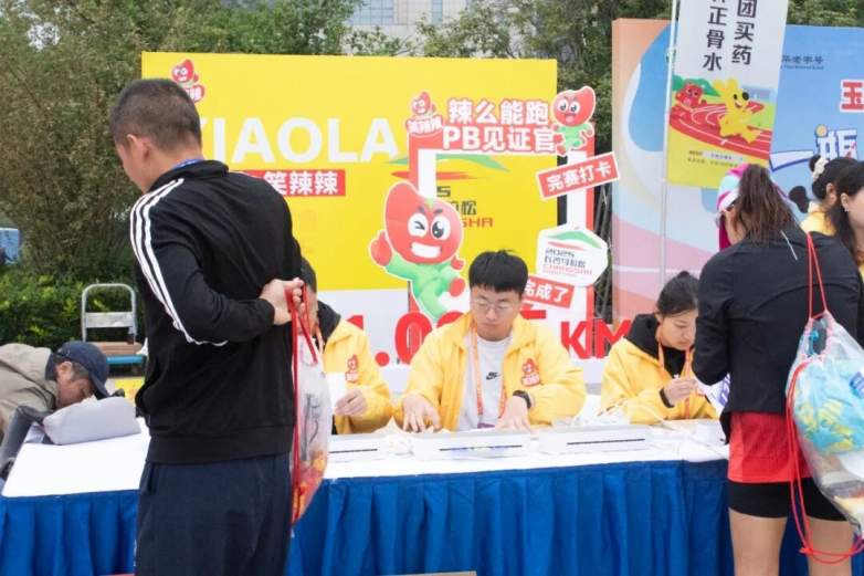 辣味燃湘江之约 | 笑辣辣与3.5万长沙马拉松跑者共赴热辣(图6)