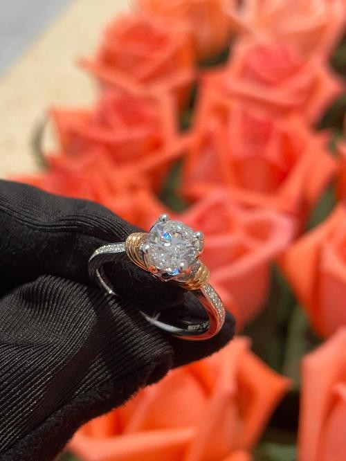 告别天价刻板印象！小克重天然钻石成职场人日常轻奢新选择(图4)