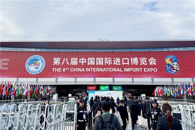 AI赋能电竞显示器新品亮相进博会｜行业趋势全攻略