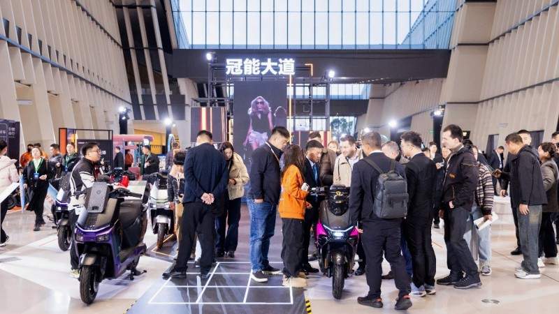 Z世代“收割机”！新国标洗牌期，雅迪凭啥让年轻人持续“上头”？(图4)