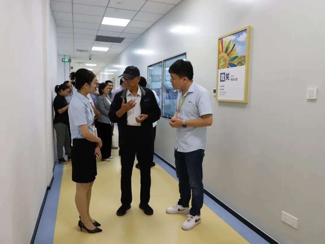 南京大学院士一行莅临芯云半导体（诸暨）调研交流(图3)