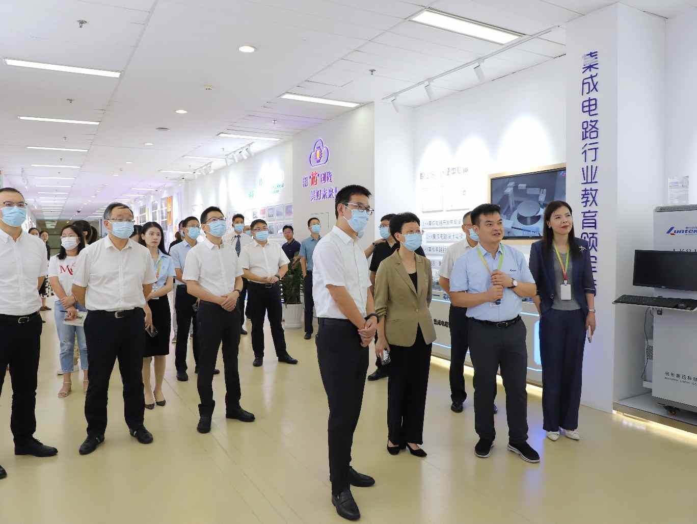滨江区委书记章登峰，富阳区委书记吴玉凤莅临朗迅科技调研
